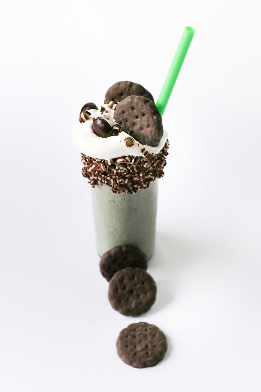 If you haven't yet destroyed your box of Girl Scout Cookies, make these Thin Mints Milkshakes! A great alternative to the shamrock shake for St. Patricks Day or perfect for a Saturday night indulgence // Salty Canary