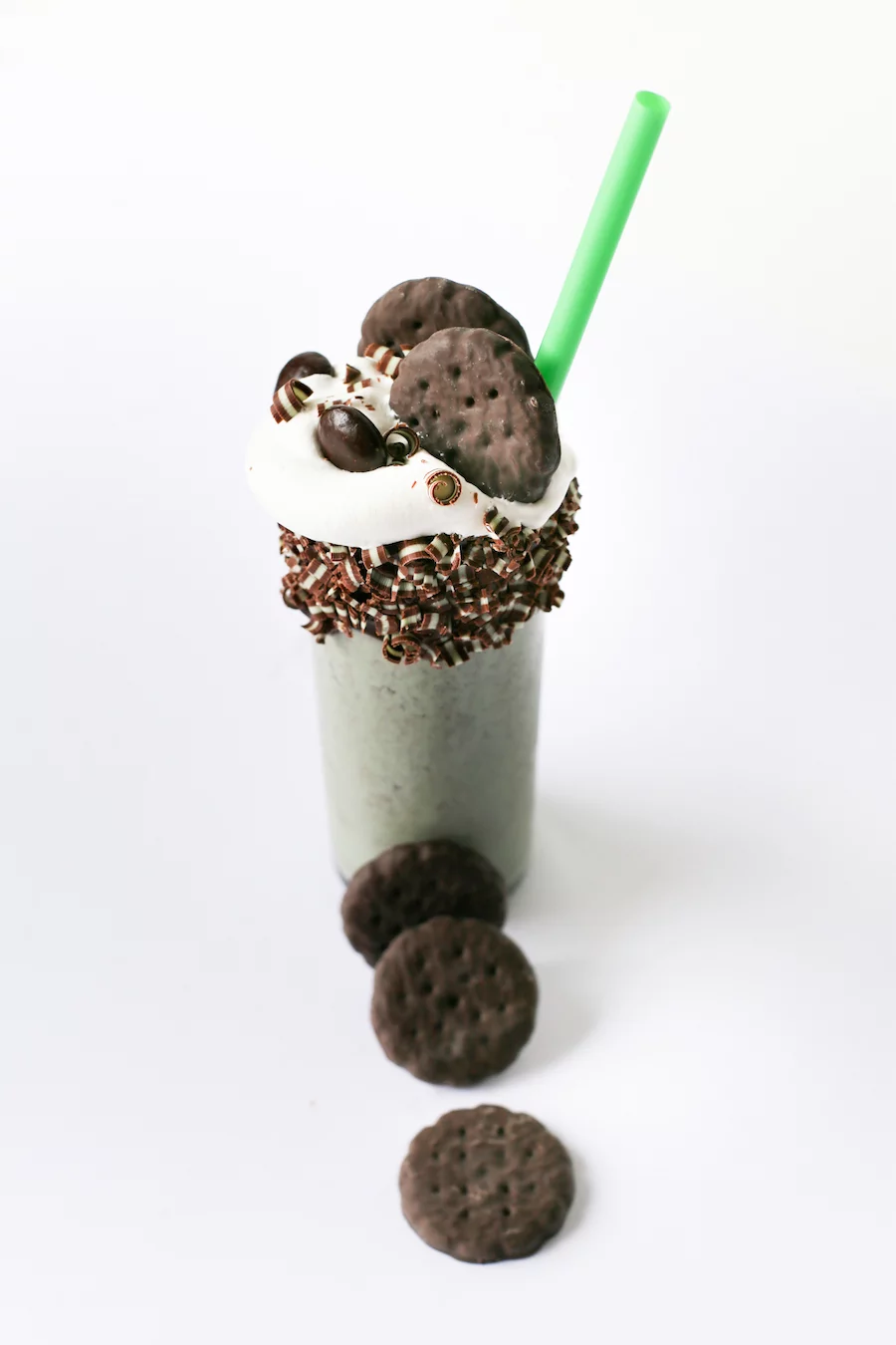If you haven't yet destroyed your box of Girl Scout Cookies, make these Thin Mints Milkshakes! A great alternative to the shamrock shake for St. Patricks Day or perfect for a Saturday night indulgence // Salty Canary