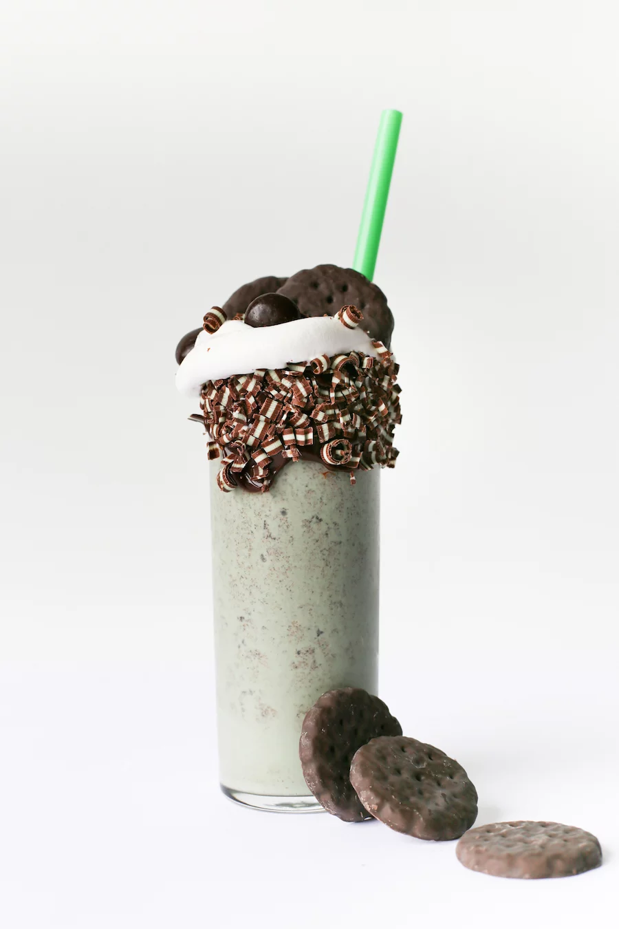 If you haven't yet destroyed your box of Girl Scout Cookies, make these Thin Mints Milkshakes! A great alternative to the shamrock shake for St. Patricks Day or perfect for a Saturday night indulgence // Salty Canary