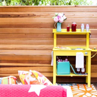 It's getting warmer, and that means that backyard party season can begin! Pull together this simple, quick grilling party in just a couple of hours! // saltycanary.com