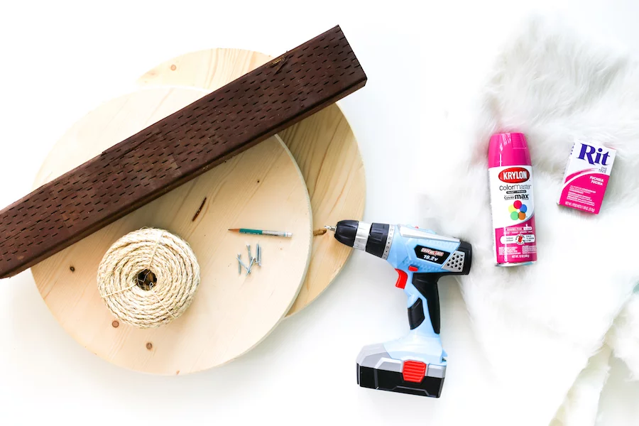 Hate the brown, ugly cat scratching posts? DIY one! And make it pink ombre! // saltycanary.com