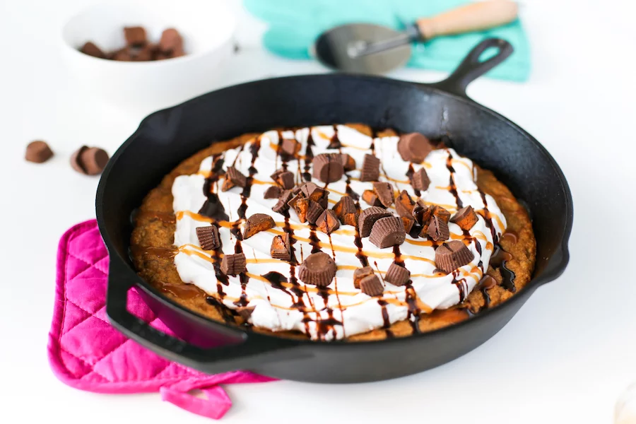 Throwing a pizza party? Make this Pizza Cookie for dessert! // saltycanary.com