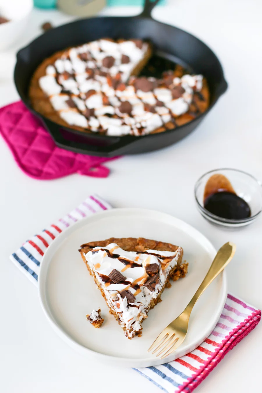 Throwing a pizza party? Make this Pizza Cookie for dessert! // saltycanary.com