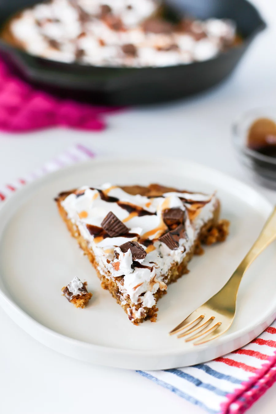 Throwing a pizza party? Make this Pizza Cookie for dessert! // saltycanary.com