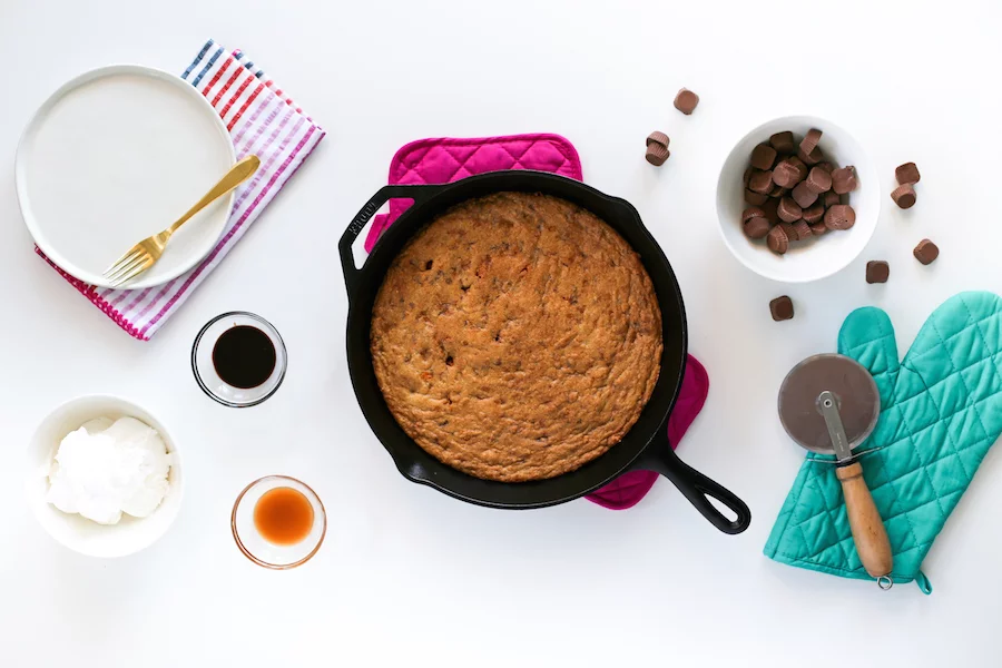 Throwing a pizza party? Make this Pizza Cookie for dessert! // saltycanary.com