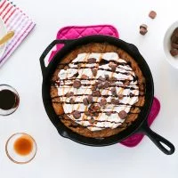 Throwing a pizza party? Make this Pizza Cookie for dessert! // saltycanary.com