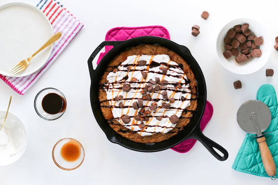 Throwing a pizza party? Make this Pizza Cookie for dessert! // saltycanary.com