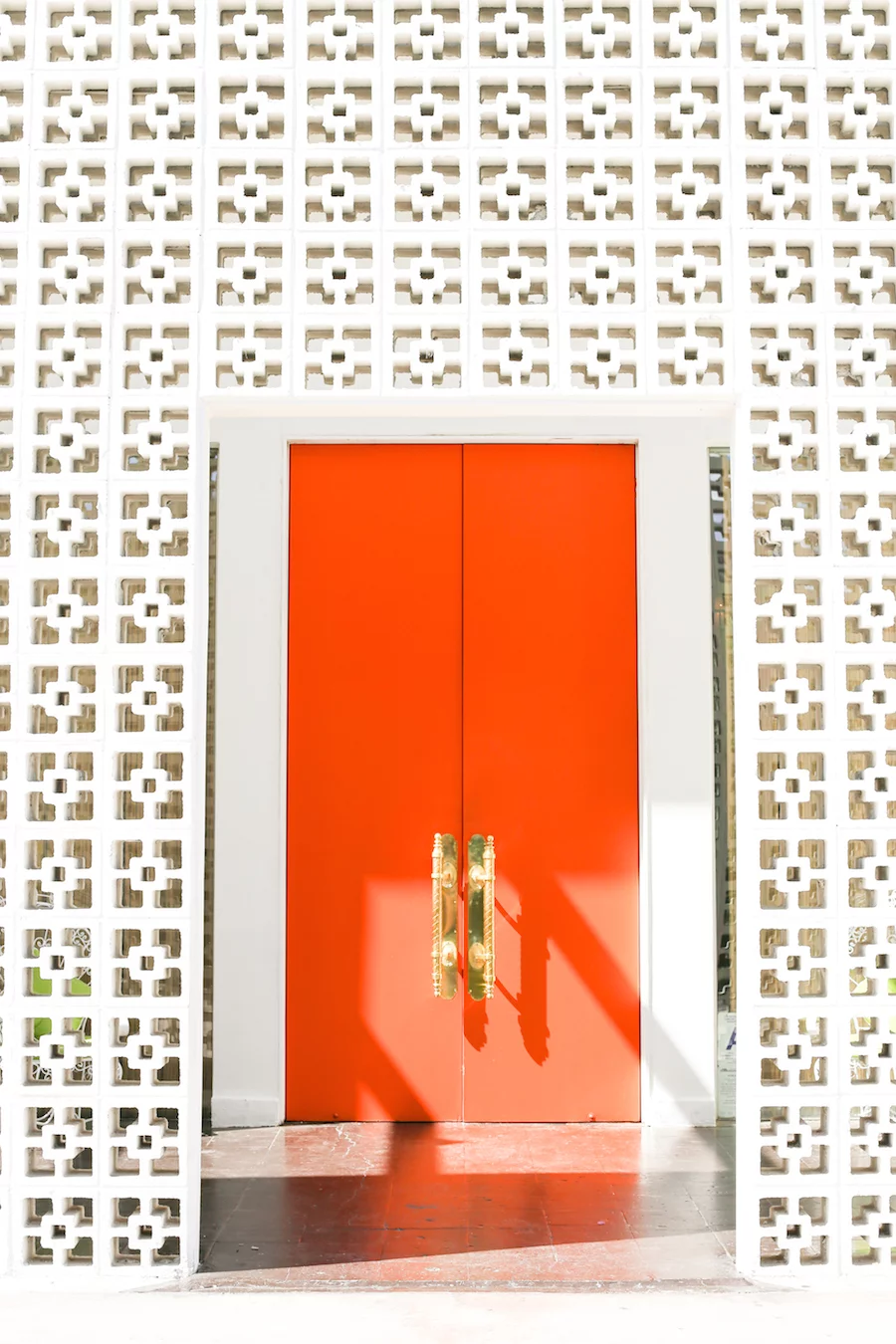 Take a Palm Springs Door Tour to see all the bright & colorful midcentury modern front doors, Instagram Photos, Insta-worthy, Driving Tour, Architecture Tour, Weekend Trip, Palm Springs Guide, Travel Guide, What to do in Palm Springs, Walking Door, Photo Tour, That Pink Door Address, Free Printable Map, Salty Canary 
