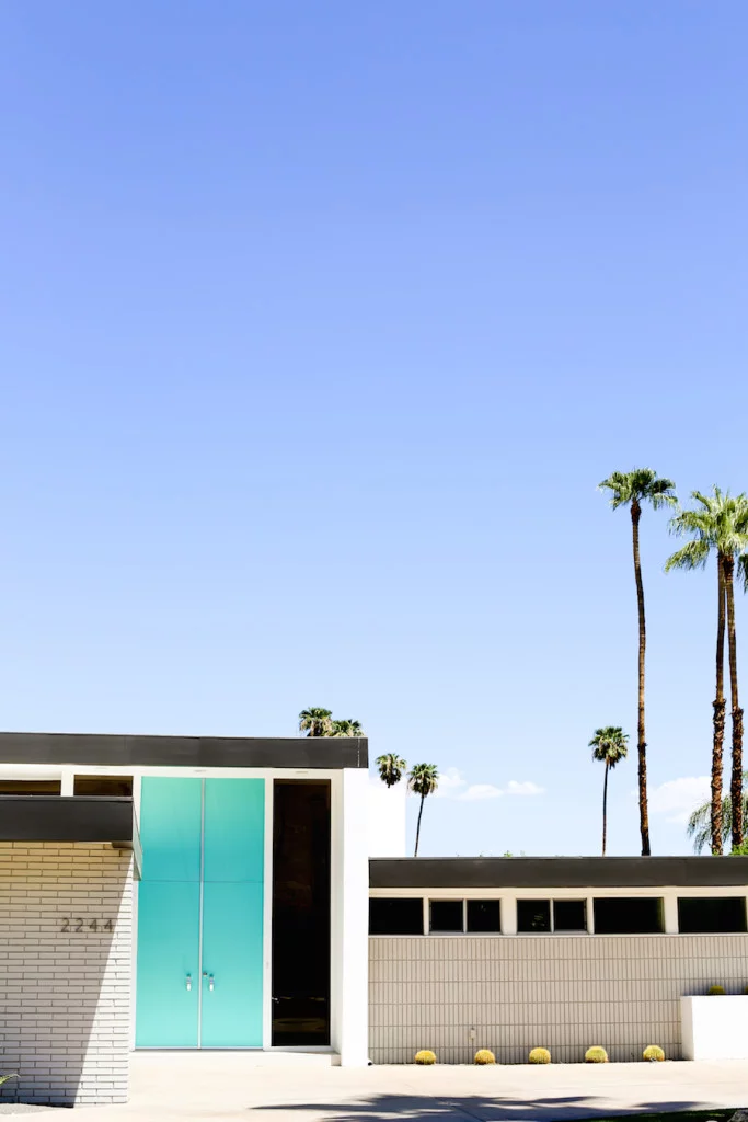 Take a self-guided Palm Springs Door Tour to check out all the bright & colorful modern front doors! // Salty Canary