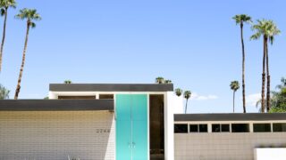 Take a self-guided Palm Springs Door Tour to check out all the bright & colorful modern front doors! // Salty Canary