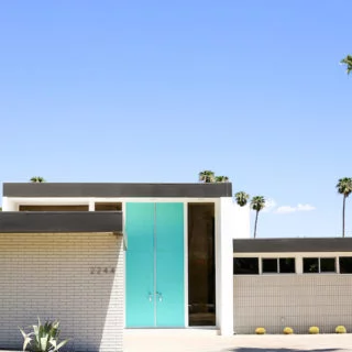 Take a self-guided Palm Springs Door Tour to check out all the bright & colorful modern front doors! // Salty Canary