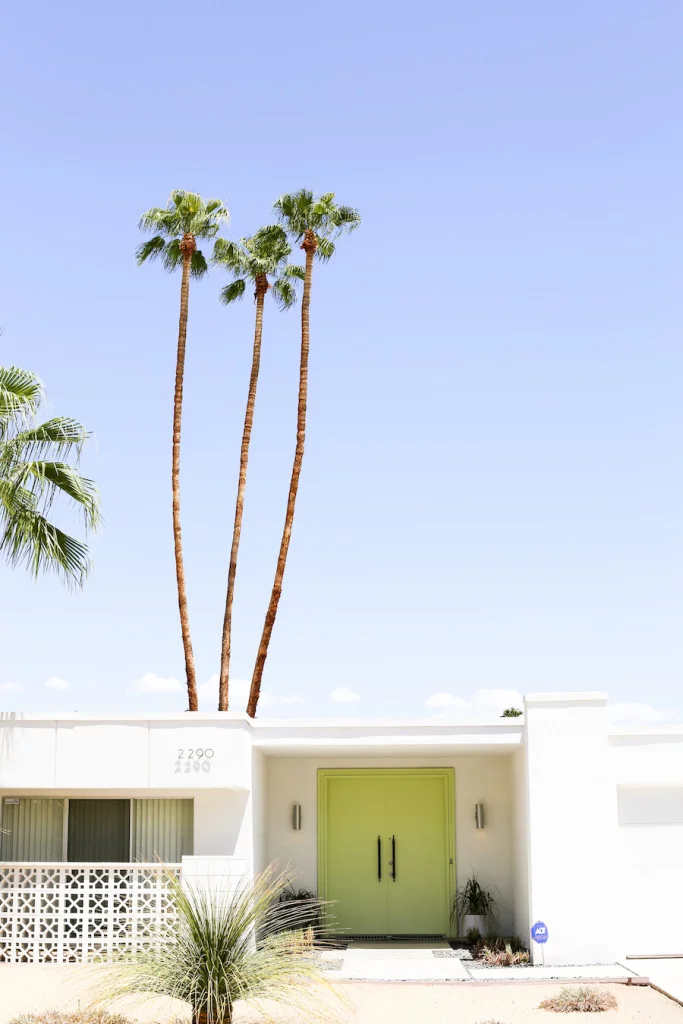 Take a self-guided Palm Springs Door Tour to check out all the bright & colorful modern front doors! // Salty Canary