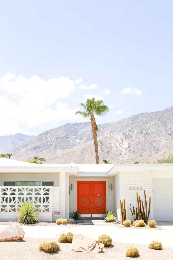 Take a self-guided Palm Springs Door Tour to check out all the bright & colorful modern front doors! // Salty Canary