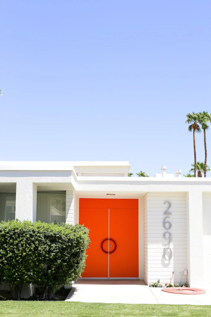 Take a self-guided Palm Springs Door Tour to check out all the bright & colorful modern front doors! // Salty Canary