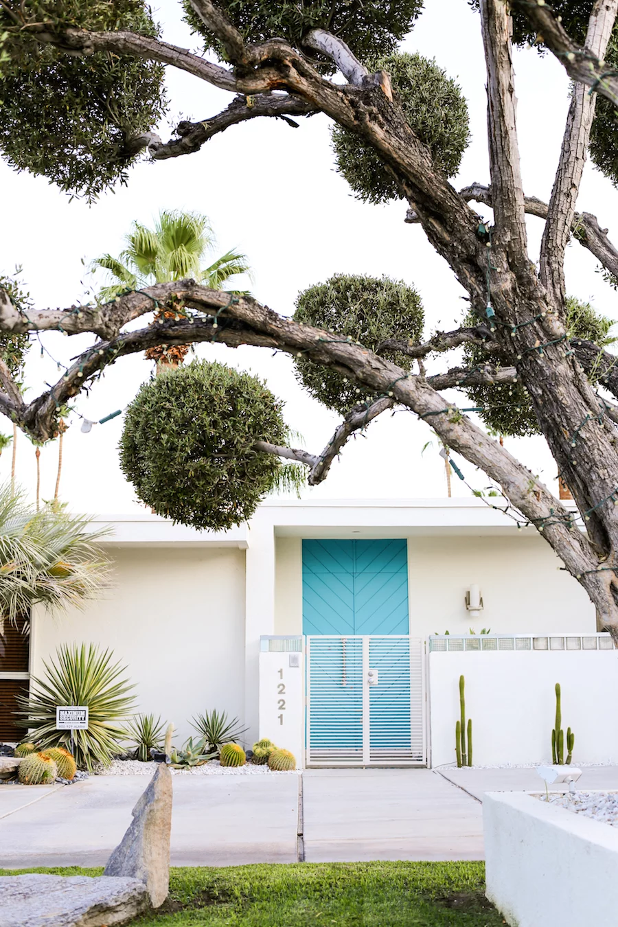 Take a Palm Springs Door Tour to see all the bright & colorful midcentury modern front doors, Instagram Photos, Insta-worthy, Driving Tour, Architecture Tour, Weekend Trip, Palm Springs Guide, Travel Guide, What to do in Palm Springs, Walking Door, Photo Tour, That Pink Door Address, Free Printable Map, Salty Canary 