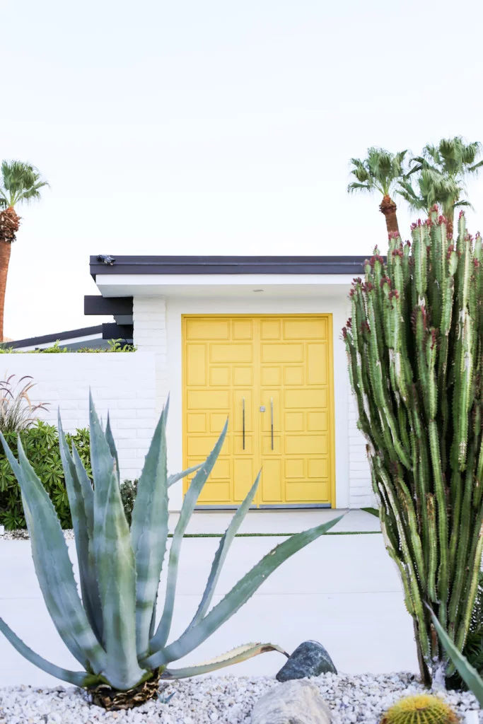 Take a self-guided Palm Springs Door Tour to check out all the bright & colorful modern front doors! // Salty Canary