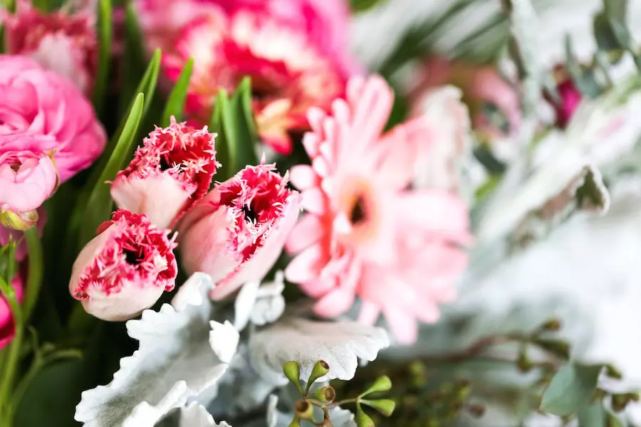 How to Make Grocery Store Flowers Look Expensive // Salty Canary